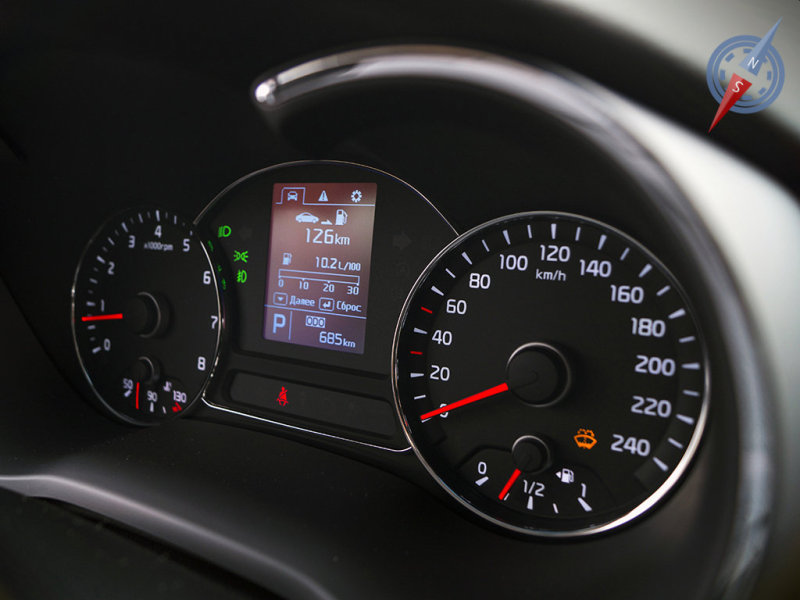 Панель приборов радует четкостью, информативностью и, конечно же, белой подсветкой, не напрягающей глаза