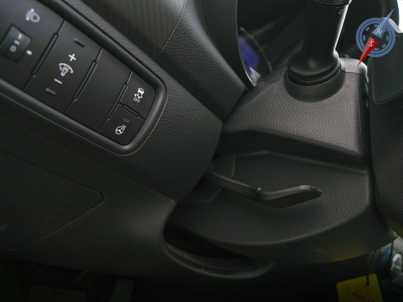 Рулевая колонка передвигается в 2-х плоскостях. Диапазона регулировок хватит если не всем, то большинству точно