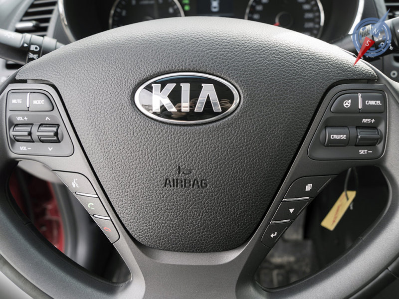 Не зря кнопка управления усилителем руля самая маленькая. Баловство и только