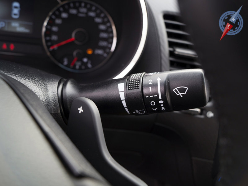 … и подрулевые «лепестки», позволяющие выбирать передачи не отрываясь от «баранки»