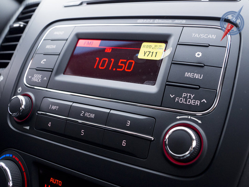 Управление мультимедийной системой простое донельзя. А кнопки таких размеров, что на ходу не промажешь