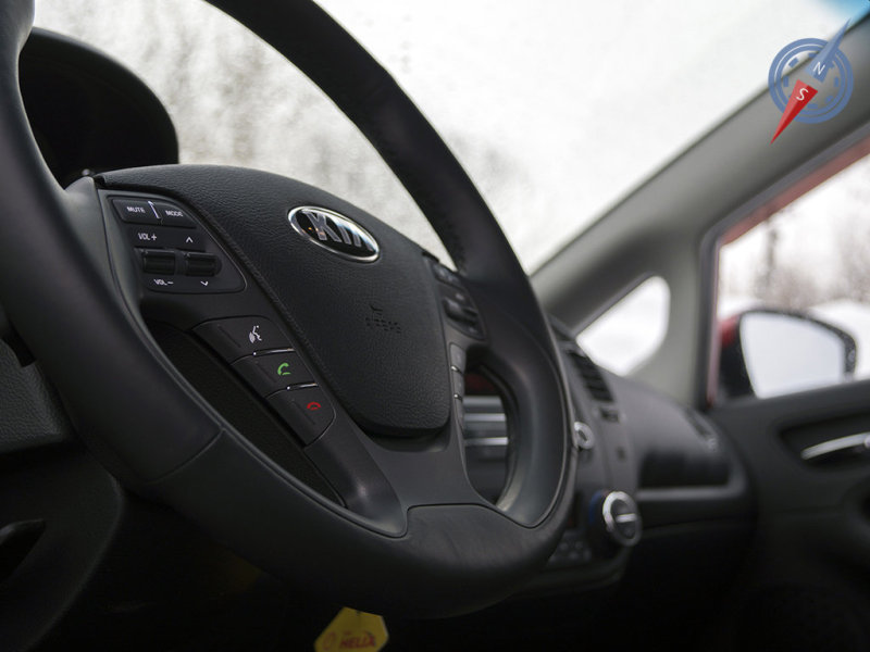 Несмотря на то, что мультимедийная система выглядит простовато, функции голосового управления и ведения разговора у нее есть