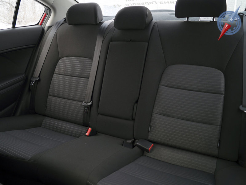 Задний диван неплохо подходит для перемещения втроем, …