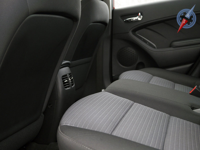 Кармашек в спинке кресла есть только у пассажира справа