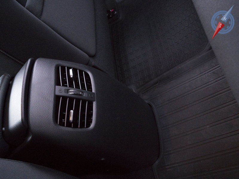 Примечательно, что ради удобства задних седоков, центральный тоннель почти сровняли с полом, …