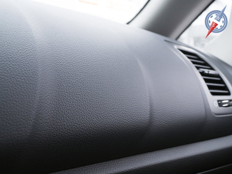 Самым необычным элементом дизайна интерьера послужили «волны» на панели приборов …