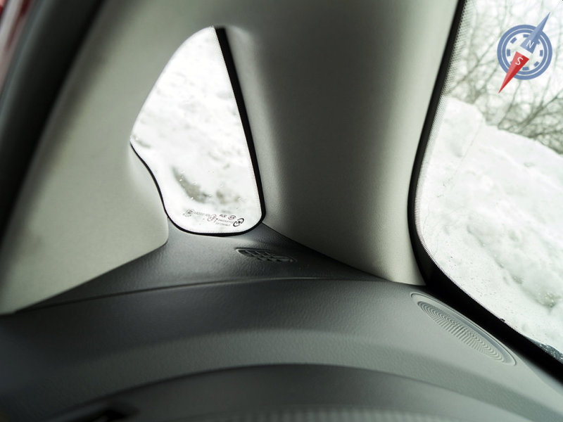 Небольшие окошки в передних стойках - скорее элемент дизайна. Дополнительного обзора изнутри они не дают