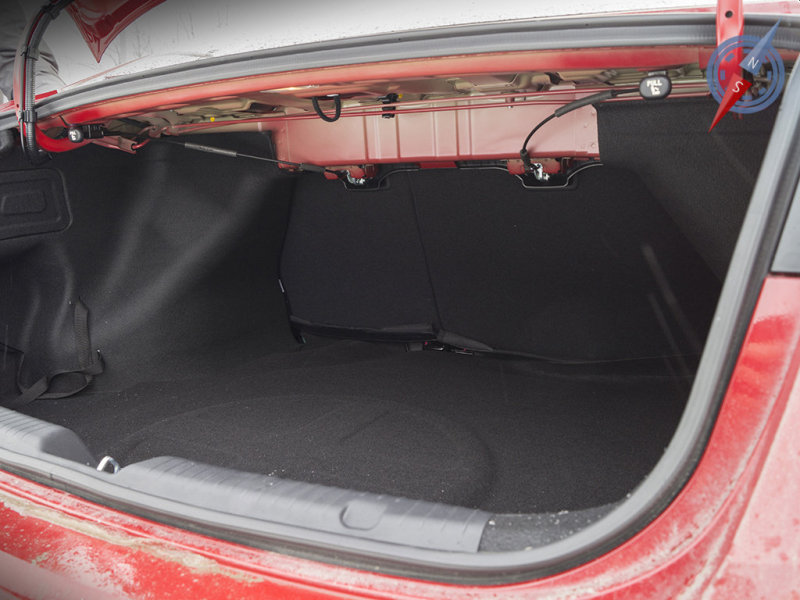 Радует, что в этом просторном багажнике можно надежно закрепить груз, но голый металл, открытые петли и не ровный пол невилируют весь позитив