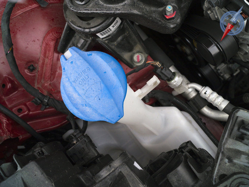 Запас «омывайки» небольшой. Судя по форме бачка, про него создатели вспомнили в последнюю очередь