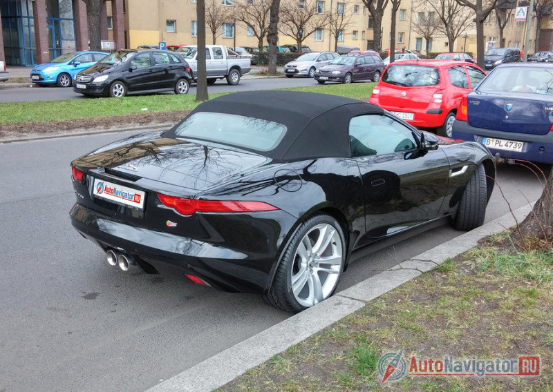 У родстера крыша выполнена из мягкого материла и складывается за 12 секунд