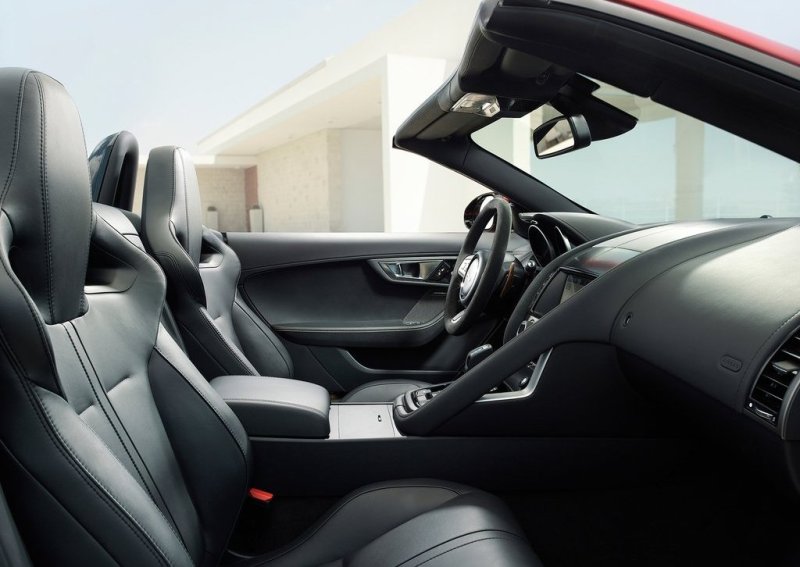 Все модификации F-Type оснащены восьмиступенчатой автоматической трансмиссией Quickshift со сближенными передаточными числами