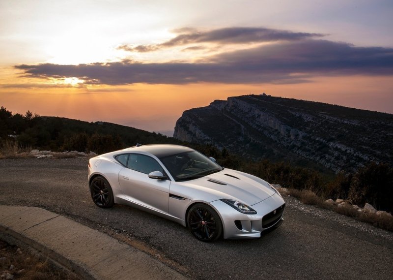 Автомобиль привлекает внимание своей бескомпромиссностью: только два посадочных места, небольшой багажник, самые мощные в гамме Jaguar моторы, задний привод, алюминиевый кузов, передовая электронная «начинка», «убойный» экстерьер и отличное поведение на асфальте