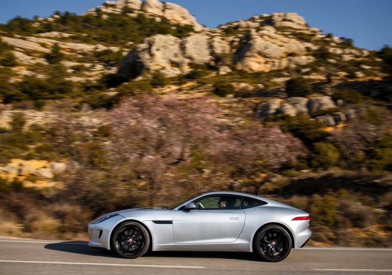 Боковые части кузова F-Type Coupe изготовлены полностью из алюминия единой штамповкой, что исключает использование дополнительных элементов и косметической сварки