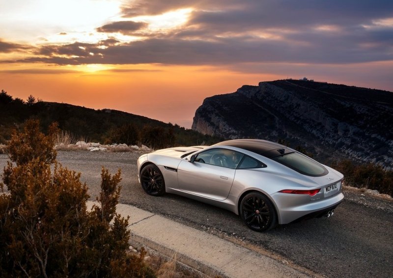 Крыша купе предлагается в двух вариантах – алюминиевая панель или панорамное стекло