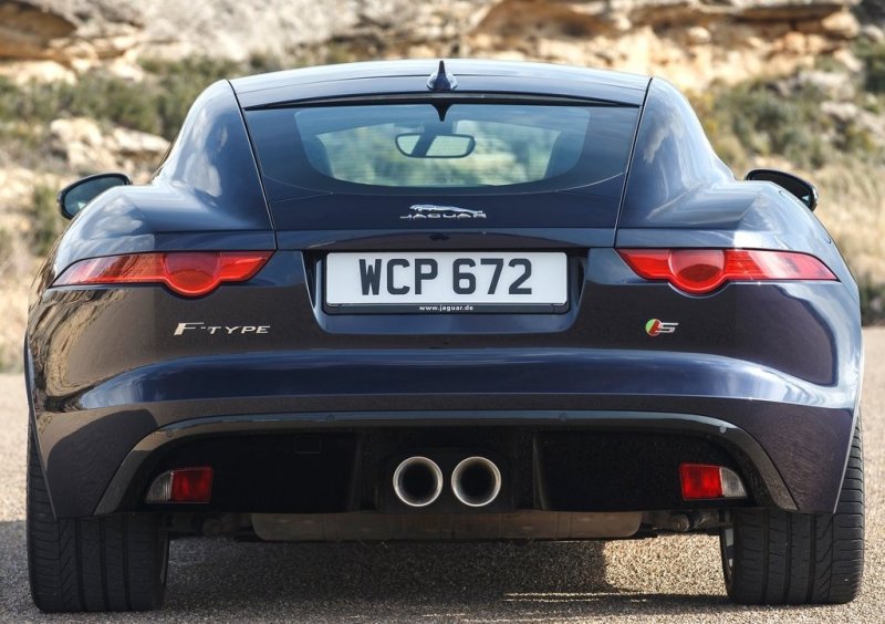 Выдвижной задний спойлер расположен на стыке двери багажного отсека и кузова автомобиля, а утонченные светодиодные огни обтекают задние крылья