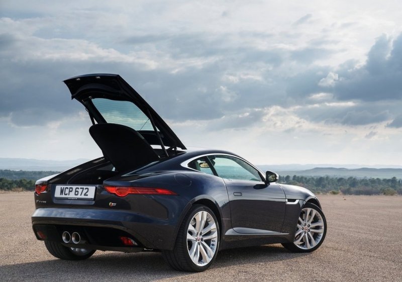 Доступ к багажнику можно получить через большую подъемную дверь