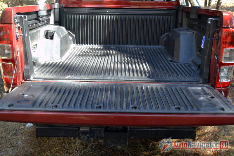 В кузове много крючков, петель, направляющих и прочих приспособлений для фиксации груза. Есть даже розетка. Борт закрывается на ключ, но без кунга смысла в этом абсолютно никакого