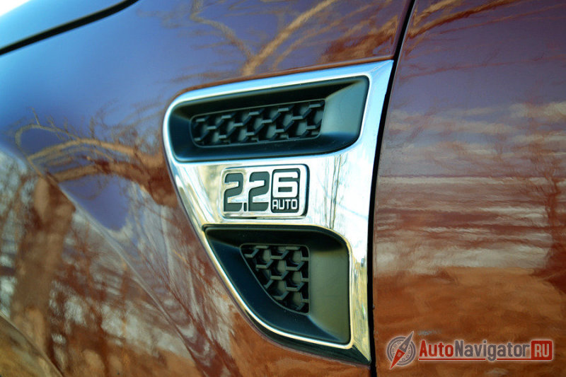 «2.2» – это объем двигателя, а «6 auto» – это количество ступеней в автоматической коробке передач. Короче говоря, любой прохожий понимает, что у вас под капотом