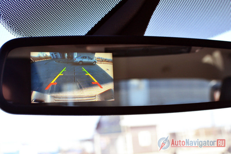 Изображение с камеры заднего вида выводится на салонное зеркало. При этом, когда движешься вперед, никаких следов экрана не видно. Изображение хоть и маленькое, но достаточно информативное
