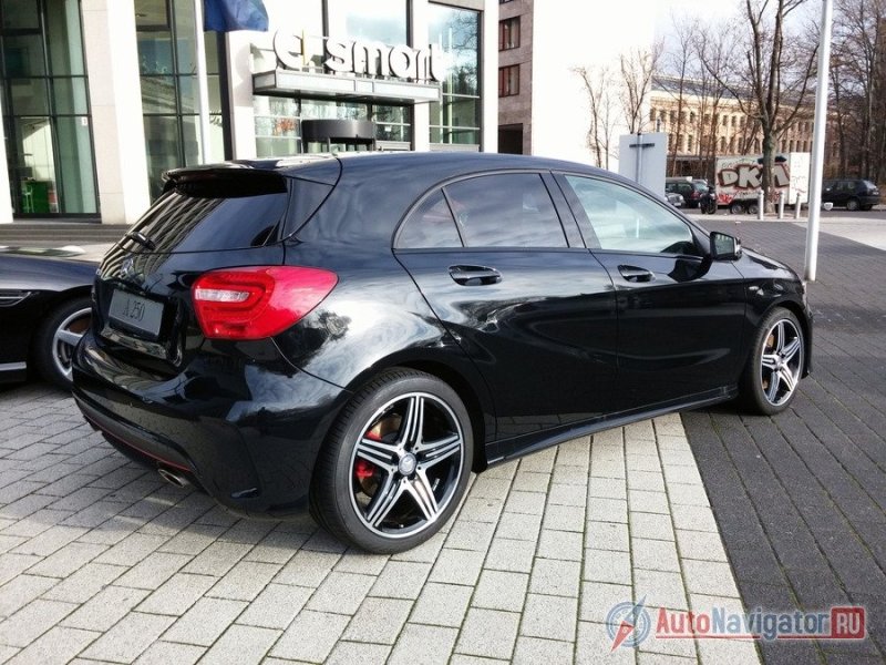 Журналисты отреагировали на первое появление нового A-Class в рамках Женевского автосалона такими заголовками: «A – это абсолютное совершенство» (auto motor & sport), «A – абсолютно другой» (Focus), «Этот А-Класс – просто высший класс» (Bild), «A – абсолютно новый» (Der Spiegel), «Мускулистый, приземистый, спортивный» (AutoBild)