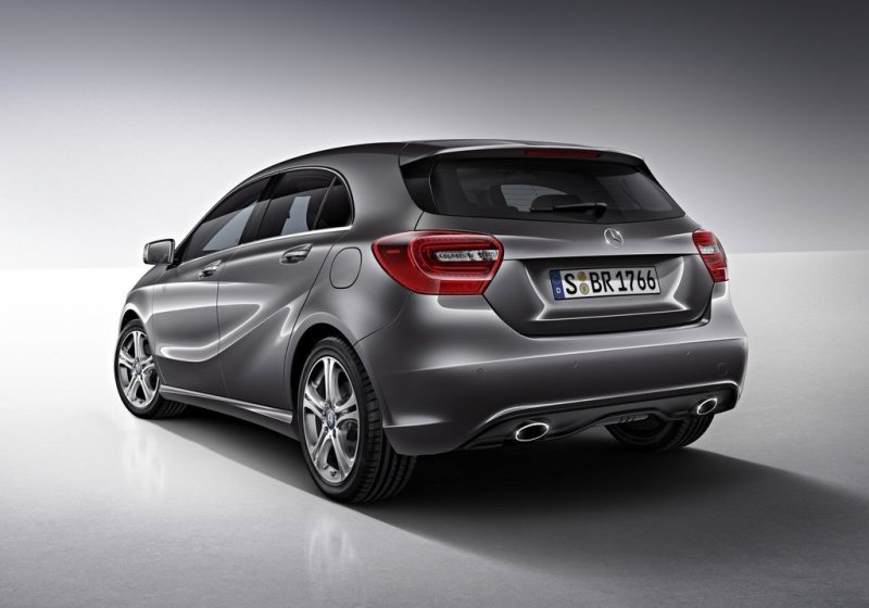 Понятно, что сравнивать «ашку» с традиционными и относительно недорогими машинами гольф-класса нецелесообразно, так как хэтч из Штутгарта – это хоть и маленький, но все же премиальный автомобиль