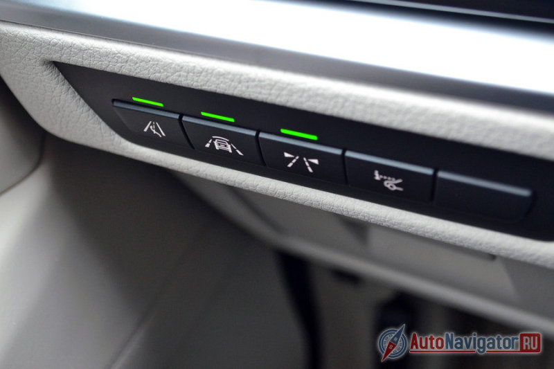 Кнопки опциональных систем. Слева направо: система мониторинга мертвых зон при перестроениях, система оповещения при опасном сближении, система контроля смены полосы, проекционный экран