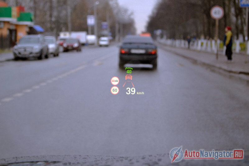 На стекло проецируется скорость, режим работы круиз-контроля, действующие сейчас знаки, подсказки навигации и другая нужная информация. Потрясающе удобно