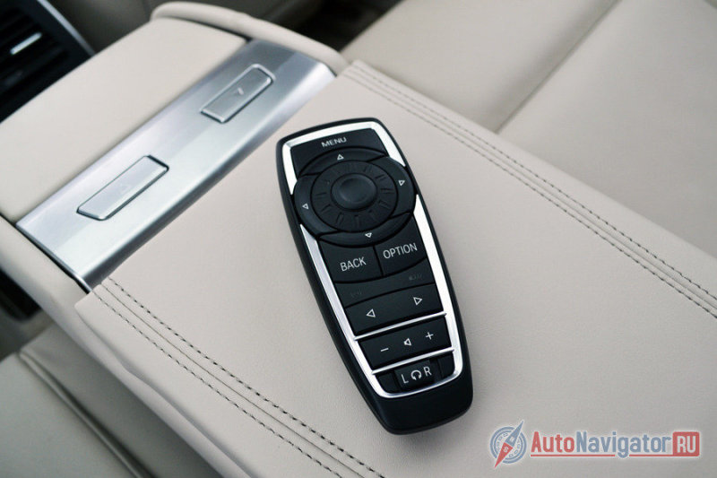 Пульт управления мультимедией для задних пассажиров. Кстати, сзади почти полноценная система iDrive  с доступом к бортовому компьютеру и всевозможным настройкам