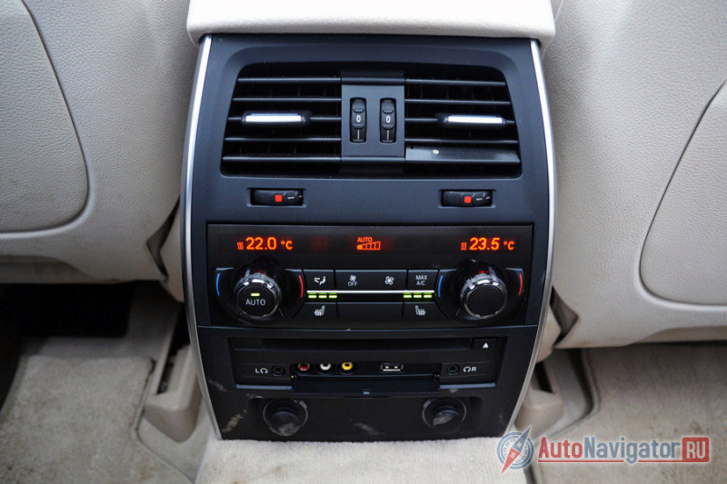 Раздельный четырехзонный климат-контроль, подогрев сидений, разъемы для мультимедиа и флэшки, индивидуальные наушники и розетки на 12V. Все, как в седьмой серии