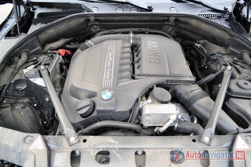 Стяжки под капотом говорят сами за себя. О жесткости кузова думали не в последнюю очередь