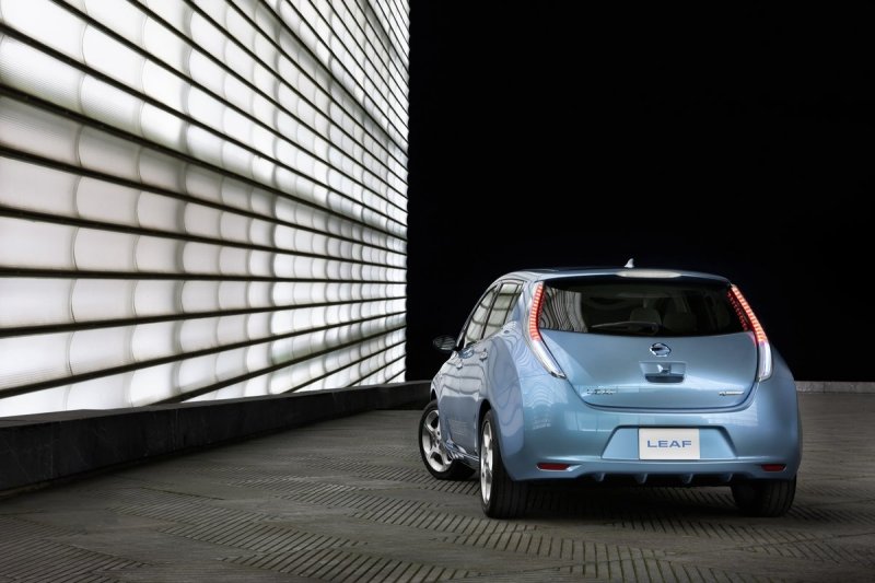 Такой компактный 5-дверный хэтчбек с  розеткой вместо заливной горловины, как, например, Nissan Leaf, скоро смогут себе позволить многие. По крайней мере, в это хочется верить.