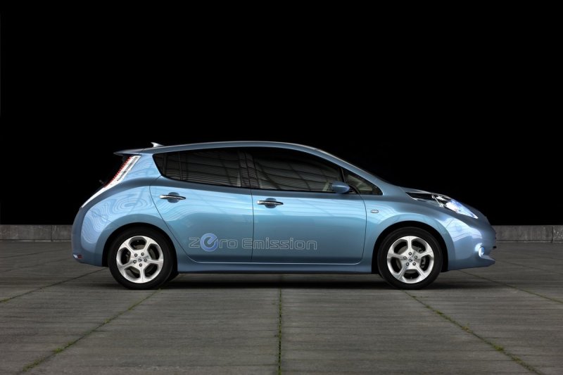 Изначально Nissan Leaf был хорош во всем, но спустя три года после премьеры японцы немного модернизировали электромобиль