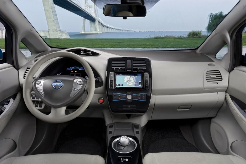 Просторный интерьер насыщен разнообразными электронными приборами. В их числе, например, плоская центральная панель управления информационной системой (разработанной специально для Nissan Leaf) и селектор выбора диапазонов трансмиссии - он удобен в использовании, а его лаконичный дизайн напоминает форму компьютерной мыши
