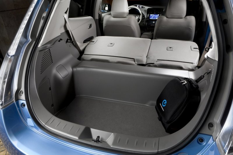 Благодаря переносу зарядного устройства из задней части Leaf под капот на 40 литров увеличился полезный объем багажного отделения (до 370 литров)