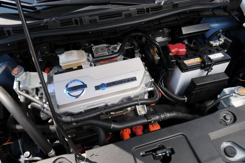 Неплохие динамические характеристики автомобиля обеспечивает электродвигатель мощностью 80 кВт (109 л.с.), который сразу же после пуска быстро развивает максимальный крутящий момент, равный 280 Нм