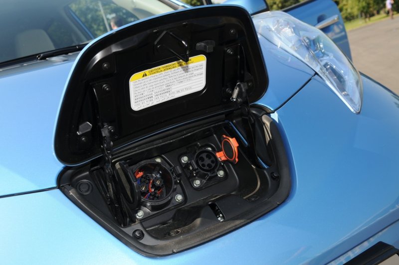 Порт для зарядки батарей Nissan Leaf оборудован двумя розетками - одна для обычной зарядки, а вторая - для быстрой. Обе они находятся под откидной крышкой в передней части автомобиля