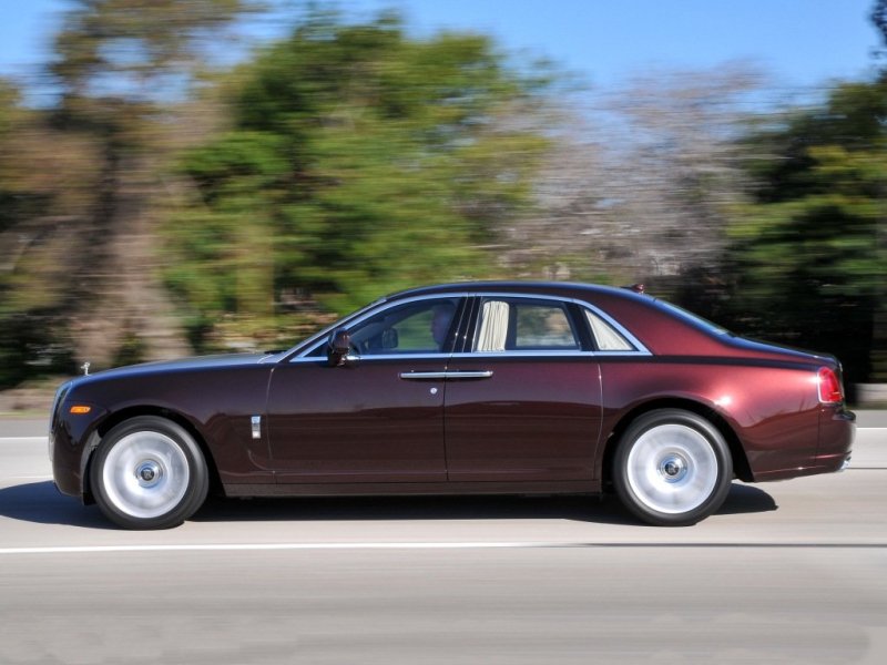 Седан выпускается также и с удлиненной на 17 см колесной базой