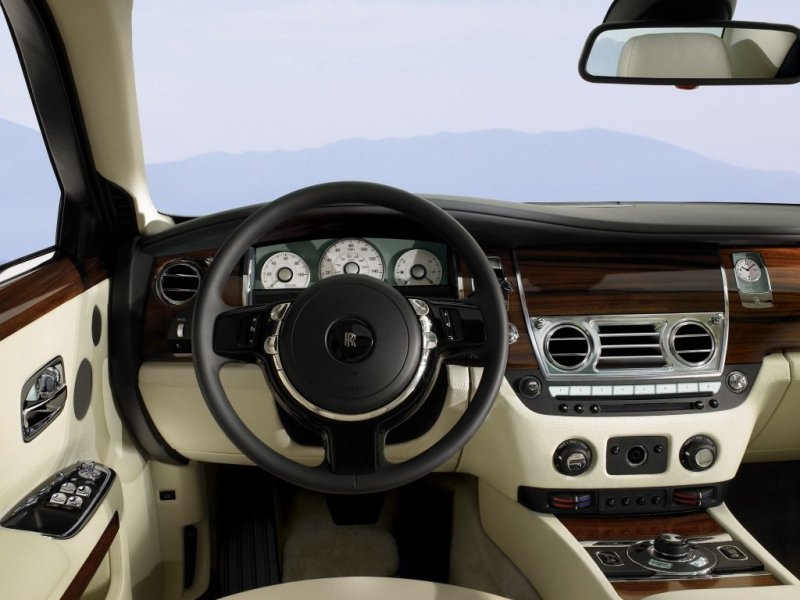 В составе приборного кластера 3 круглых циферблата – в «корабельном» стиле. На центральной консоли до боли знакомый маховичок…