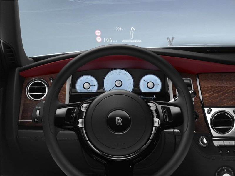 Вывод информации на лобовое стекло предлагается в составе недешевого опционного пакета