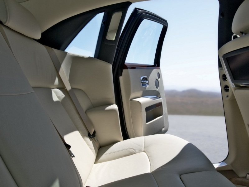 Посадка во 2-м ряду столь же свободная, что и спереди