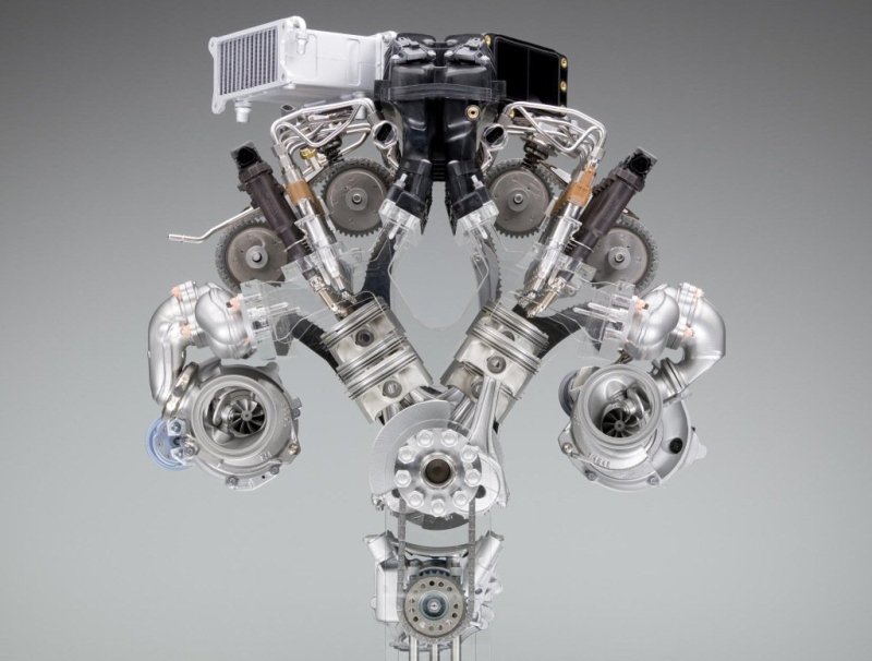 Бесподобный 12-цилиндровый bi-турбомотор придает массивному «призраку» яркую разгонную динамику