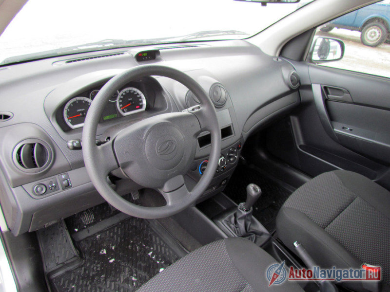 Архитектура и материалы салона ZAZ Vida те же, что в «Шевроле». Внутреннее пространство и размеры салона тем более, ведь вся техническая документация пришла на ЗАЗ от GM. Рулевая колонка регулируется только по высоте, диапазон настройки сидения ограничен. Идеально сесть за рулем человеку крайней комплекции вряд ли удастся, но и ощутимых неудобств не возникнет