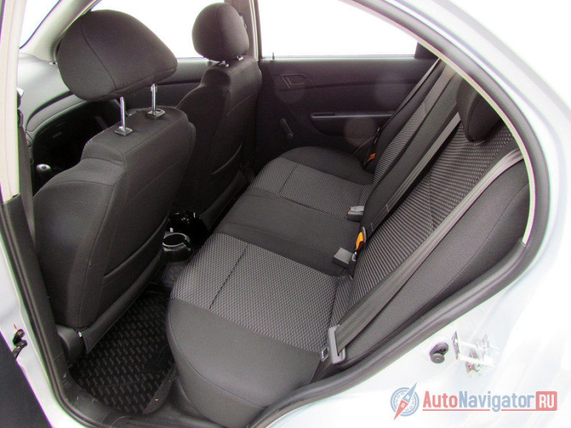 Пассажиры сзади сидят чуть выше, чем люди на первой линии. У высоких людей голова возможно подопрет потолок, но у пассажиров ростом пониже сложностей быть не должно, особенно, если расположиться вдвоем. Втроем на заднем диване уже тесновато