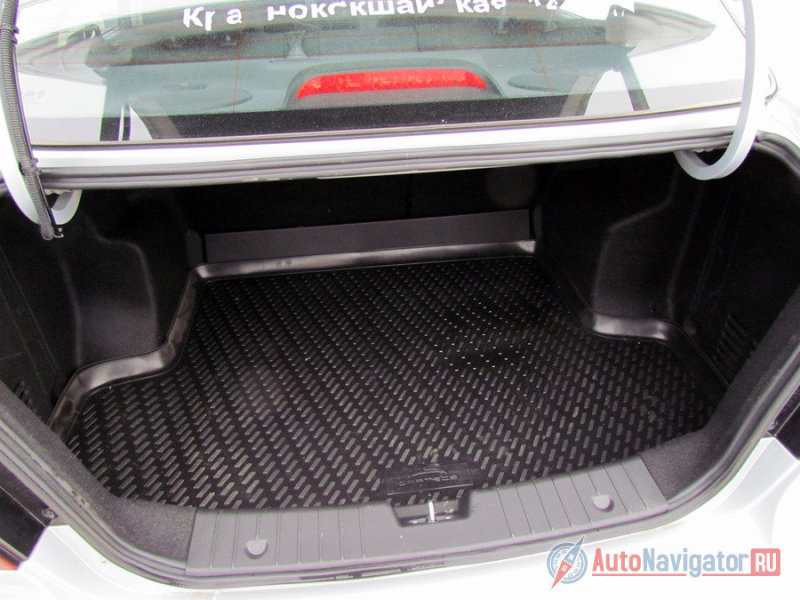 8.	Внутренняя часть крышки багажника наделена обшивкой. Под ней 400 литров объема. Петли относительно небольшие, а спинка дивана складывается, образуя ступеньку. Под полом багажника – полноразмерное колесо. Признак того, что на ЗАЗе понимают все риски езды по России и Украине