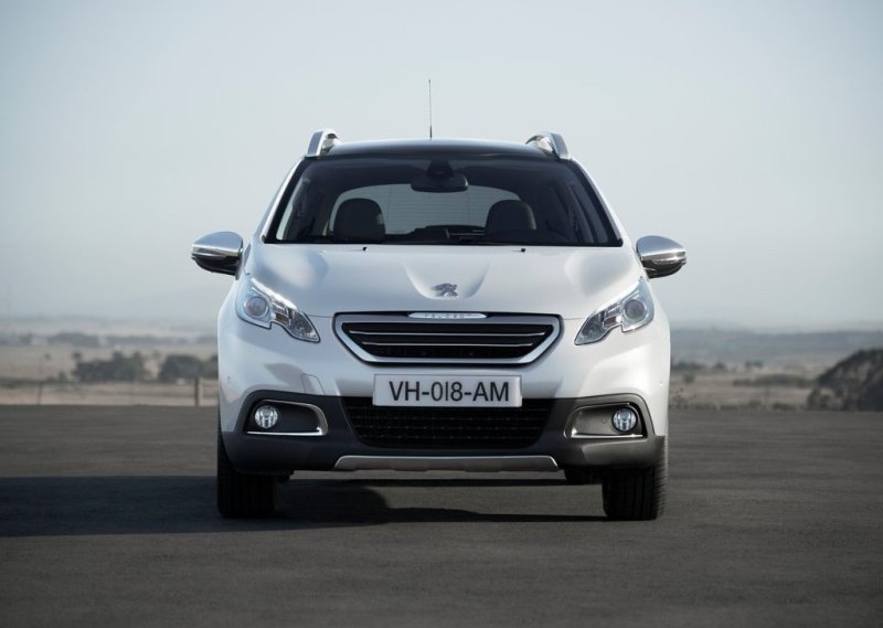 Широкое лобовое стекло и большие эргономичные зеркала заднего вида обеспечивают хорошую видимость, а панорамная стеклянная крыша, доступная в качестве дополнительной опции, способна наполнить салон автомобиля светом