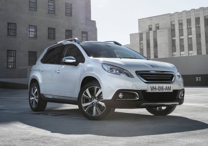 «Француз» отличается компактными габаритами (4159х1829х1556 мм) и довольно вместительным для класса багажником – 360 литров