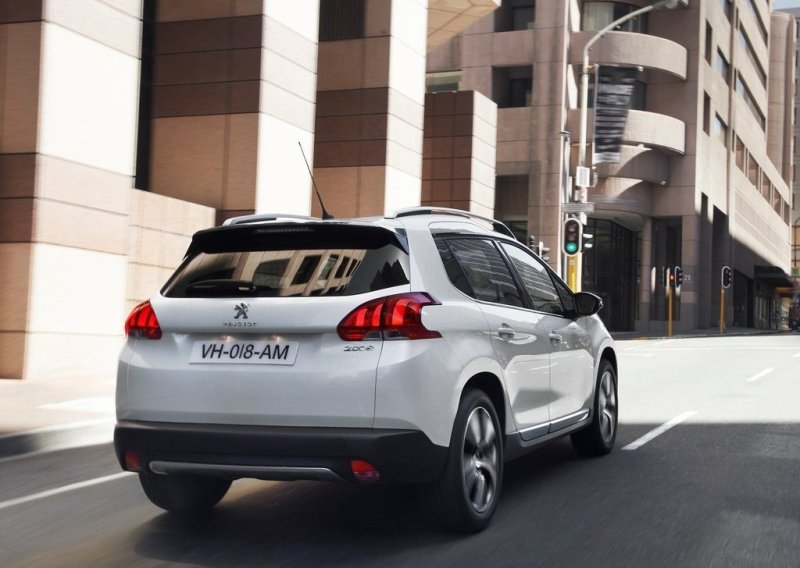 Peugeot 2008 - это, прежде всего, хэтчбек с увеличенным клиренсом, который может позволить хозяину автомобиля съехать с асфальта на лужайку для приготовления шашлыка в кругу друзей