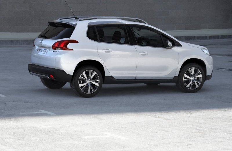 Кроссовер оснащен всесезонными шинами и 17-дюймовыми легкосплавными колесными дисками с матовой отделкой и рисунком в виде алмазных граней