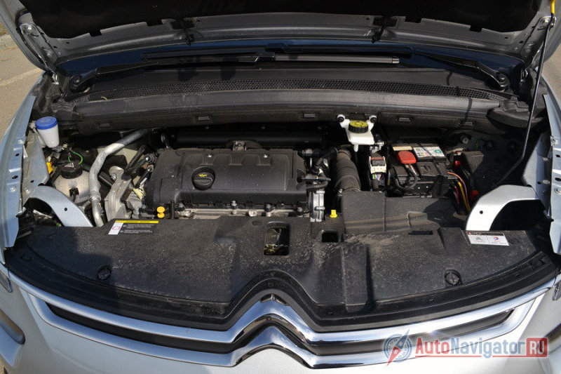 Моторчик 1,6 литра, которому уже больше семи лет, создавался в свое время совместно с BMW. Для Peugeot 308 и Citroen С4 120 л.с. хватает, но более тяжелому С4 Picasso хочется добавить прыти, увеличив мощность еще хотя бы на 15-20 лошадей