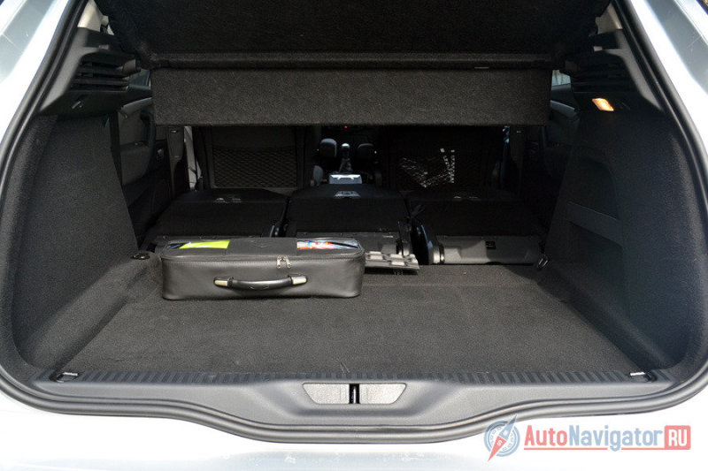 Объем багажника можно менять, не только складывая сиденья, но и двигая их вперед-назад. В сложенном состоянии сиденья, кстати, образуют ровный пол, без наклонов и ступенек. Да и сама форма багажника очень хороша. Никаких лишних вздутостей и округлостей